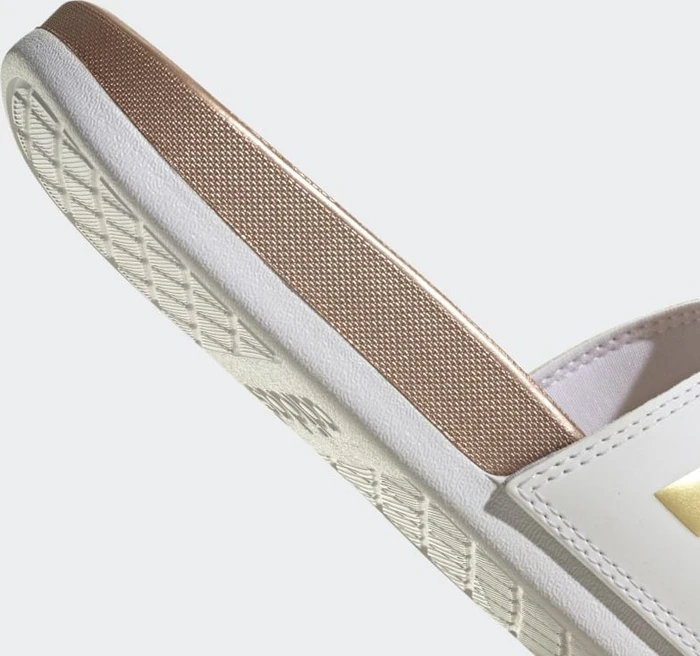 adidas Comfort Adilette cloud white/matte gold (Damen)