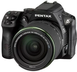 Pentax K-30 schwarz mit Objektiv smc DA 18-135mm 3.5-5.6 ED AL IF DC WR