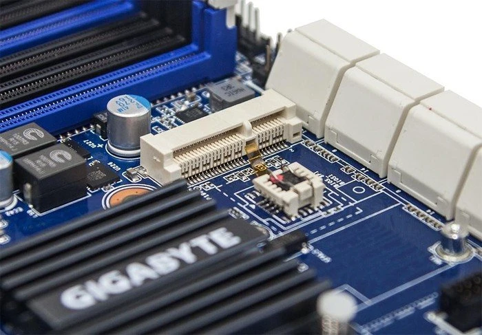 GIGABYTE MU70-SU0 (Intel 2011-3)