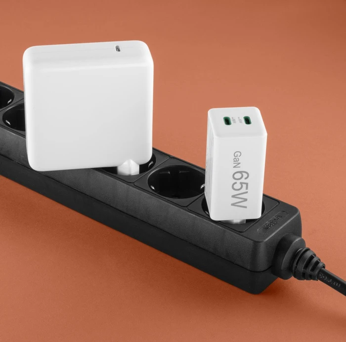 Hama Schnellladegerät GaN 2x USB-C Mini-Ladegerät PD 65W weiß