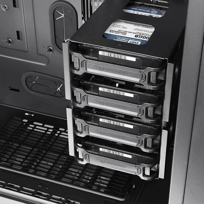 Thermaltake View 71 TG, Glasfenster
