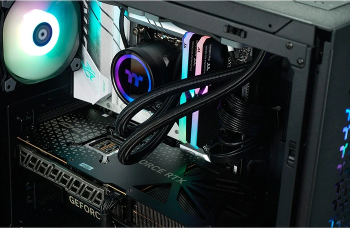 Thermaltake Titan, schwarz, Core i9-13900KF, 32GB RAM, 2TB SSD, GeForce RTX 4090