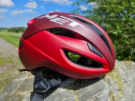 MET Rivale MIPS Helm red dahlia/matt