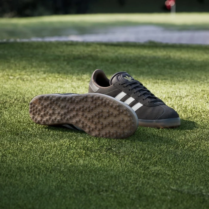 adidas Gazelle Spikeless dark brown/chalk white/gum