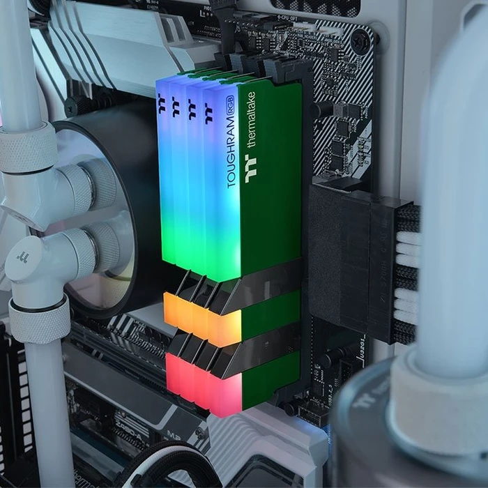 Thermaltake Toughram RGB Memory Racing Green UDIMM 16GB Kit, DDR4-3600, CL18-19-19-39