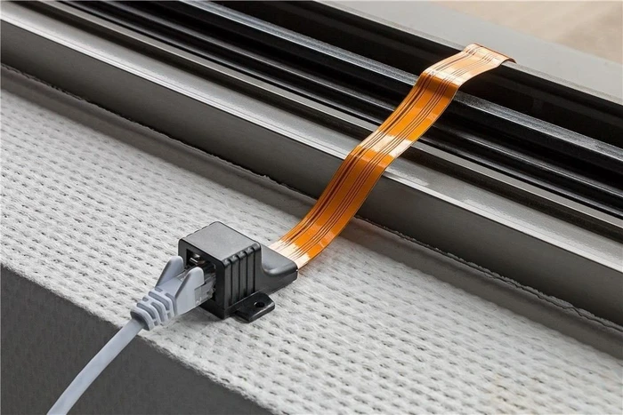 Wentronic Goobay Flachband RJ-45 Patchkabel/Fensterdurchführung, 2x RJ-45 Buchse, 0.3m