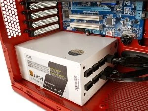 NZXT Phantom 410 rot, Acrylfenster