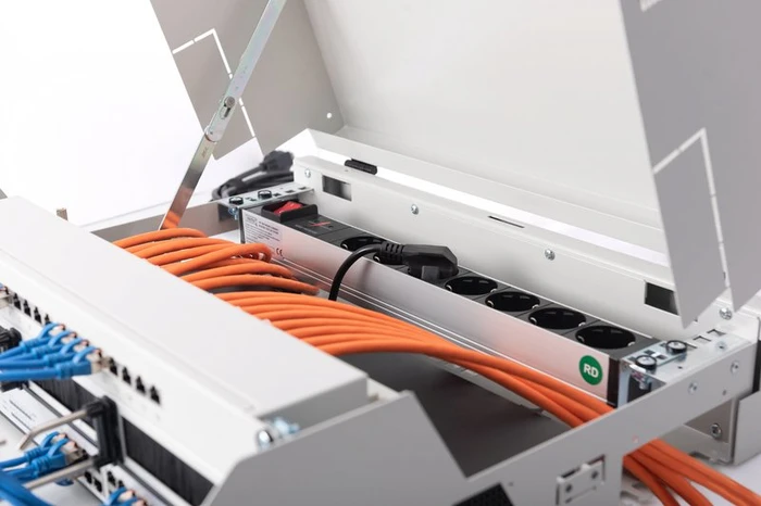 Digitus Professional SoHo-Line Slim Wandschrank 3HE, Sicherheitsglastür, IP2X, 475mm tief
