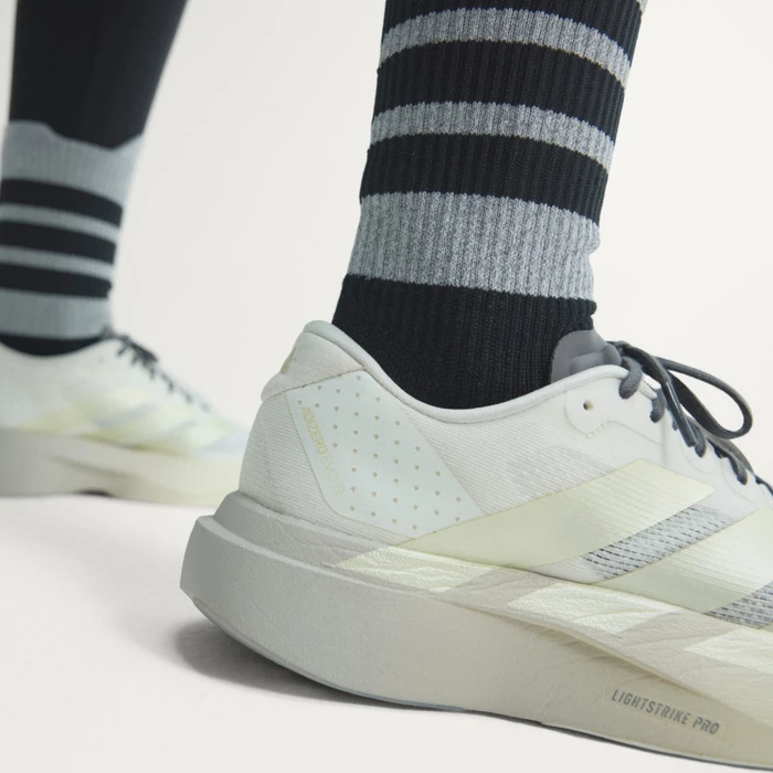 adidas Adizero Evo SL off white/ice gold met./granite (Damen)