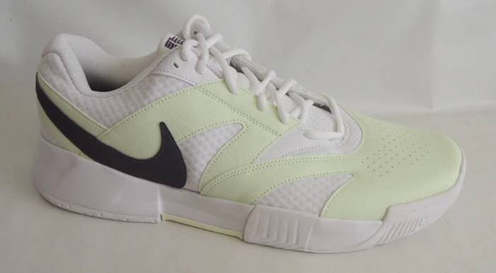 Nike NikeCourt Lite 4 white/volt tint/dark raisin (Herren)