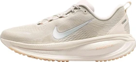 Nike Vomero 18 light bone/arctic orange/ice peach/metallic silver (Damen)