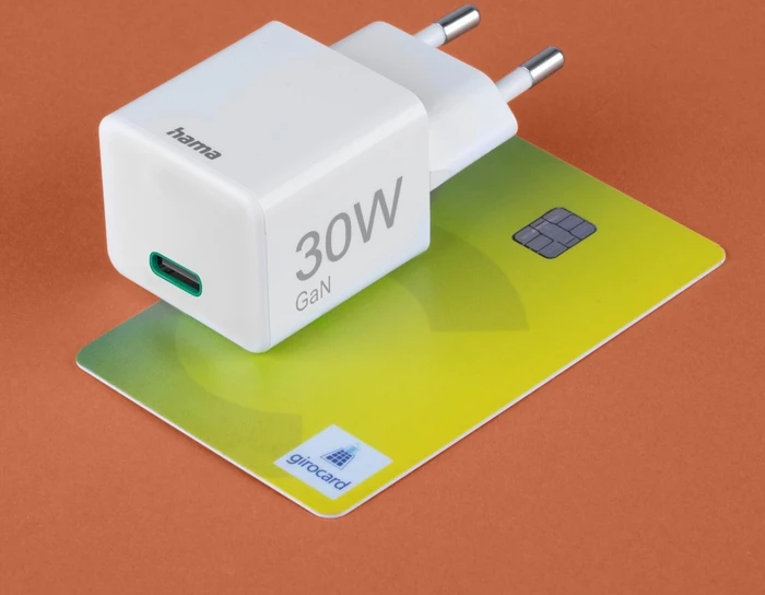 Hama Schnellladegerät USB-C PD/Qualcomm GaN Mini-Ladegerät 30W weiß
