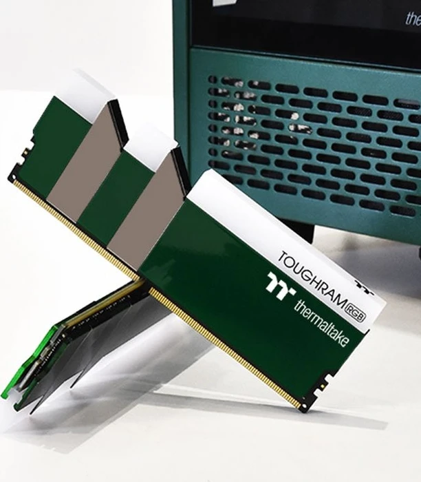 Thermaltake Toughram RGB Memory Racing Green UDIMM 16GB Kit, DDR4-3600, CL18-19-19-39