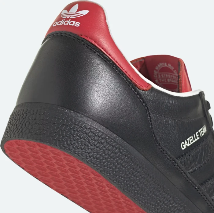 adidas Gazelle Team core black/better scarlet (Herren)