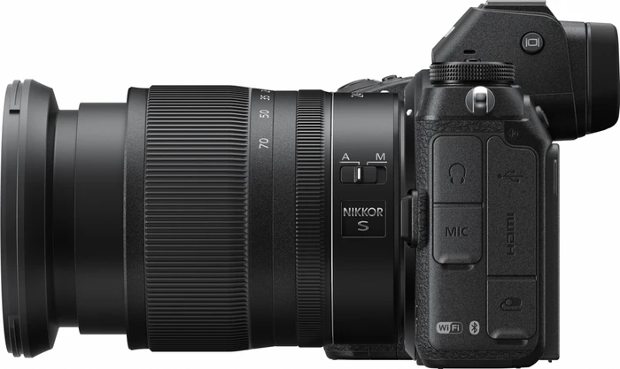 Nikon Z 6 mit Objektiv Z 24-70mm 4.0 S und Speicherkarte