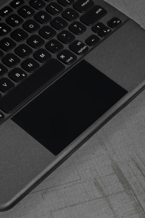 UAG Rugged Bluetooth Keyboard with Trackpad für iPad 7/iPad 8/iPad 9, schwarz, DE