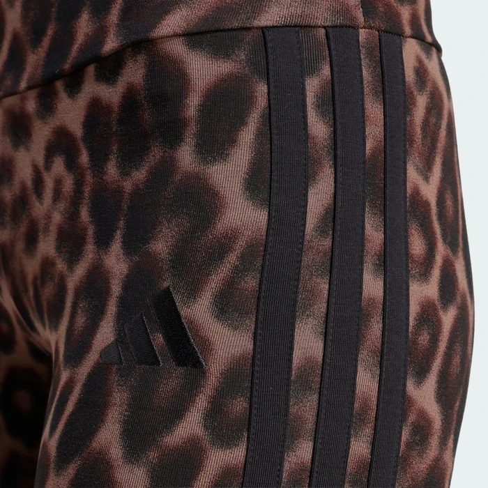 adidas Seasonal Essentials Biker Shorts mit Leopardenprint und 3-Streifen Hose kurz multicolor/earth strata (Damen)