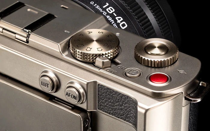Panasonic Lumix DC-S9 Black Titanium Edition mit Objektiv Lumix S 18-40mm 4.5-6.3