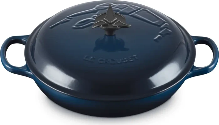 Le Creuset Star Trek Gourmet-Profitopf Bräter mit klingonischem Trefoil Deckelknopf 30cm 3.5l nuit