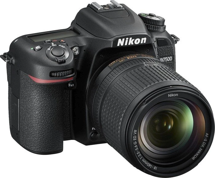 Nikon D7500 mit Objektiv AF-S DX 18-140mm 3.5-5.6 G ED VR