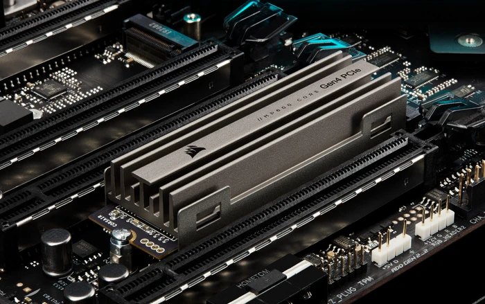 Corsair Force Series MP600 Core 2TB, M.2 2280 / M-Key / PCIe 4.0 x4, Kühlkörper
