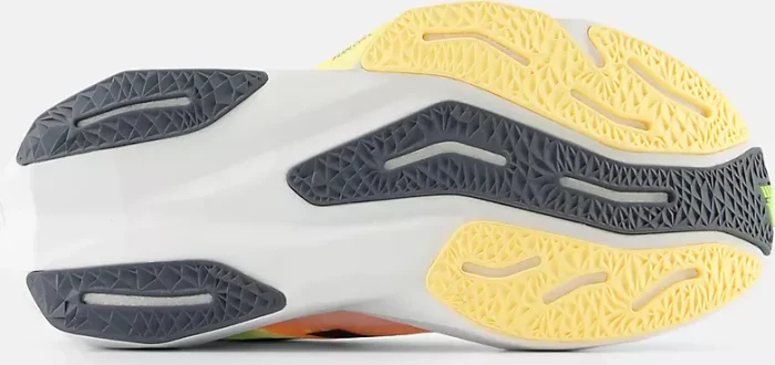New Balance FuelCell Rebel v4 white/bleached lime glo/hot mango (Damen)