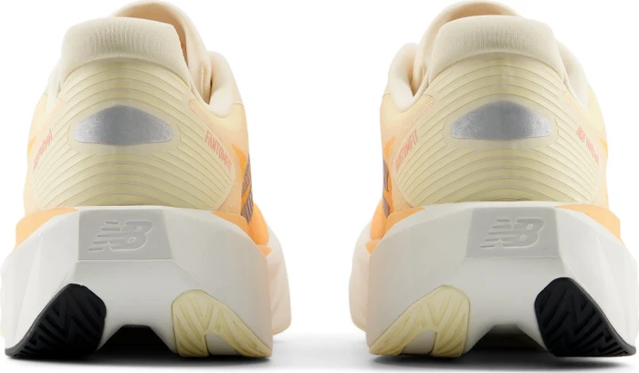 New Balance FuelCell Rebel v5 calcium/gumdrop (Damen)
