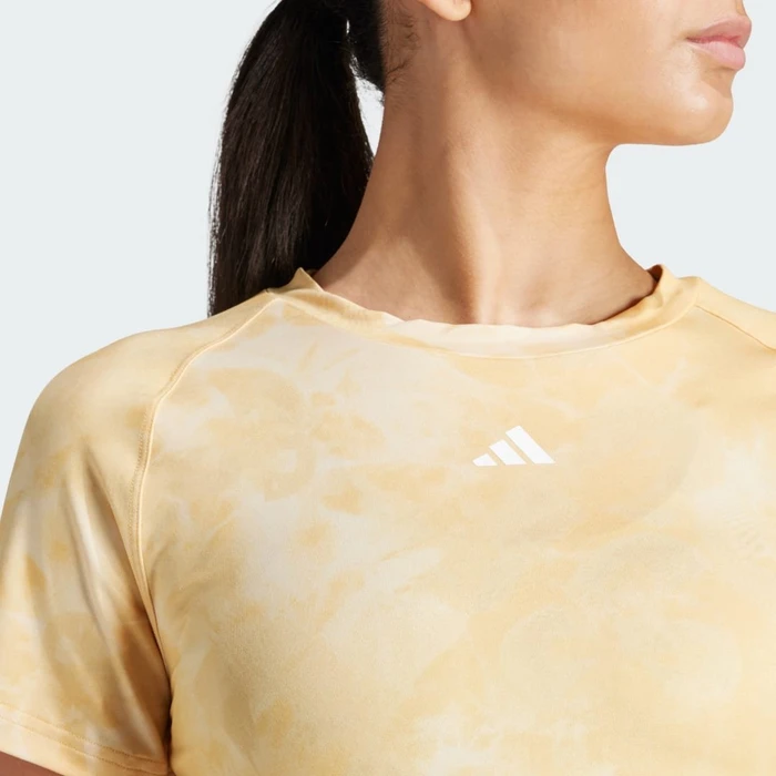 adidas Train Essentials AOP Flower Tie-Dye Funktionsshirt kurzarm crystal sand/semi spark (Damen)