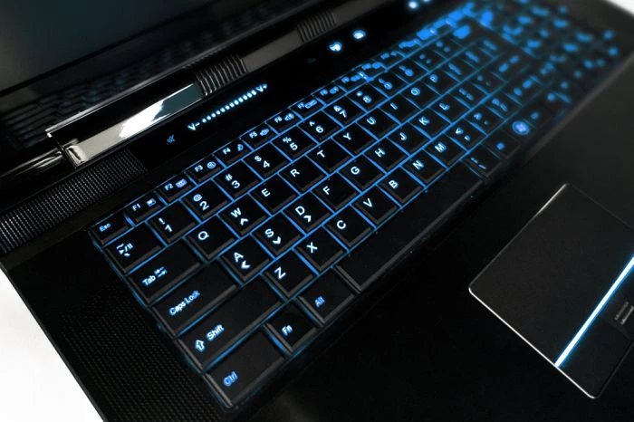 Schenker XMG U702-3EL, Core i7-3930K, 8GB RAM, 1TB SSD, 2x GeForce GTX 780M, DE