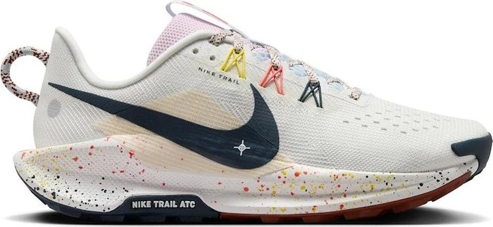 Nike Pegasus Trail 5 summit white/football grey/pink foam/armory navy (Damen)