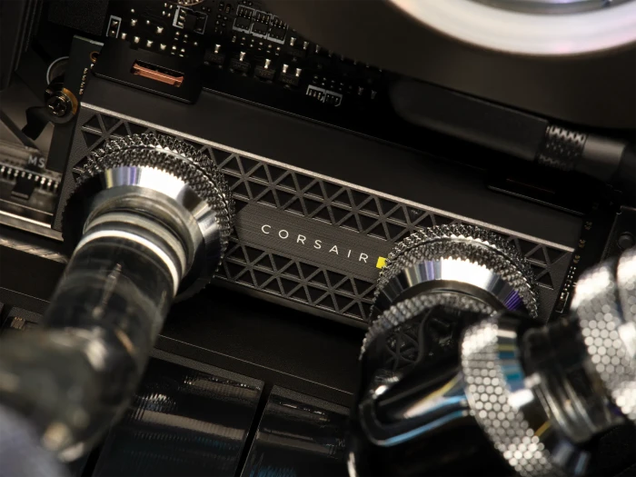 Corsair Force Series MP700 PRO Hydro X 2TB, M.2 2280 / M-Key / PCIe 5.0 x4, Kühlkörper