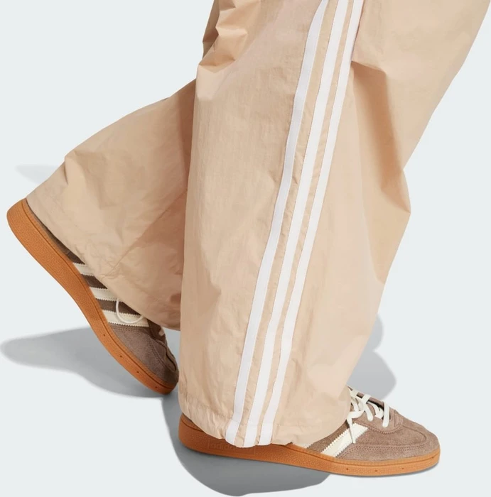 adidas 3-Streifen Woven Parachute Trainingshose lang magic beige (Damen)
