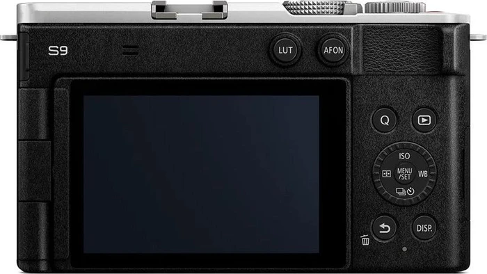Panasonic Lumix DC-S9 silber/schwarz mit Objektiv Lumix S 18-40mm 4.5-6.3