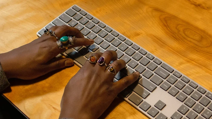 Microsoft Surface Keyboard 2nd Edition, silber/grau, mit Copilot-Taste, Bluetooth, DE