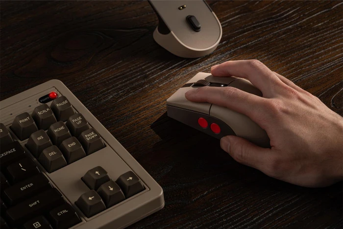 8BitDo Retro R8 Mouse mit Ladestation, C64 Edition, beige, USB/Bluetooth