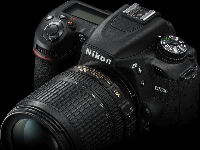 Nikon D7500 mit Objektiv AF-S DX 18-105mm 3.5-5.6 G ED VR