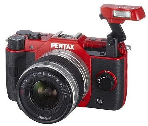 Pentax Q10 rot mit Objektiv Q 02 Standard Zoom 5-15mm 2.8-4.5 AL