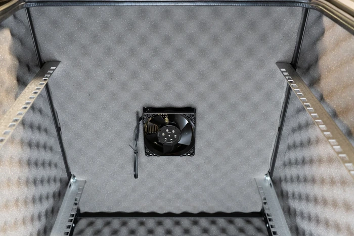 EFB Elektronik OFFICE 19" Netzwerkschrank 18HE, vormontiert, eigenbelüftet, Sicherheitsglastür, IP20, schallgedämmt, RAL 9005, 800mm tief