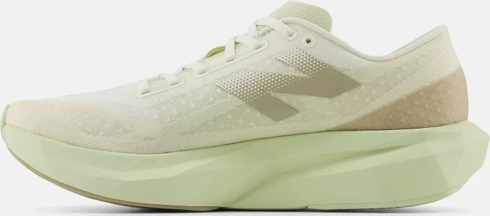 New Balance FuelCell Rebel v4 linen/lichen green/stoneware (Herren)