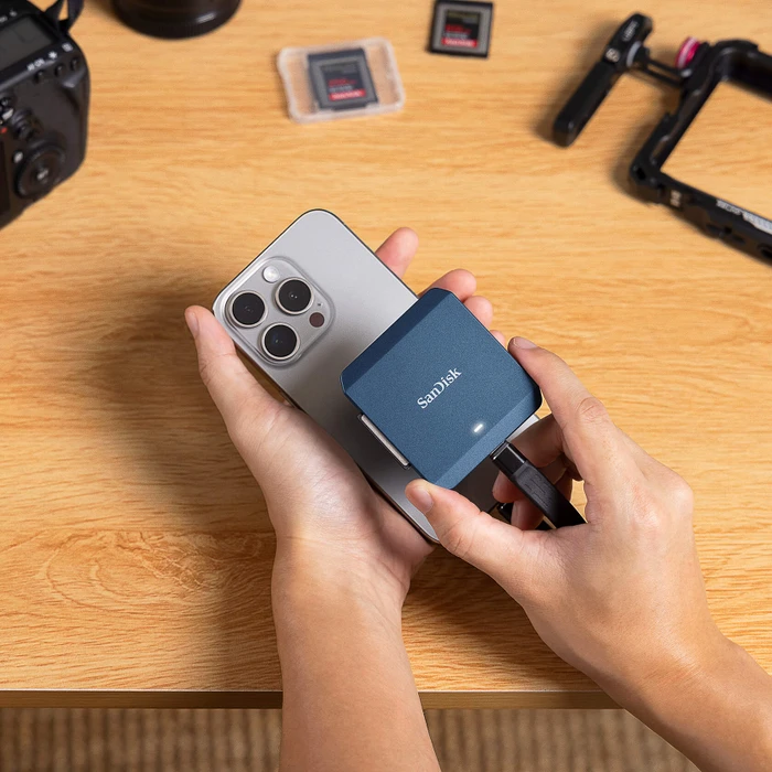 SanDisk PRO-CINEMA CFexpress Type B Card Recorder Compatible With MagSafe, blau, USB-C 3.2 Gen 2×2 [Buchse]