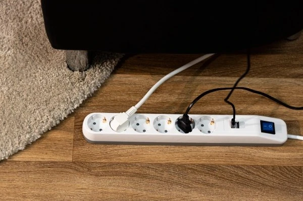 REV Ritter ICE Steckdosenleiste mit Schalter, 2x USB, 6-fach, 1.4m, weiß