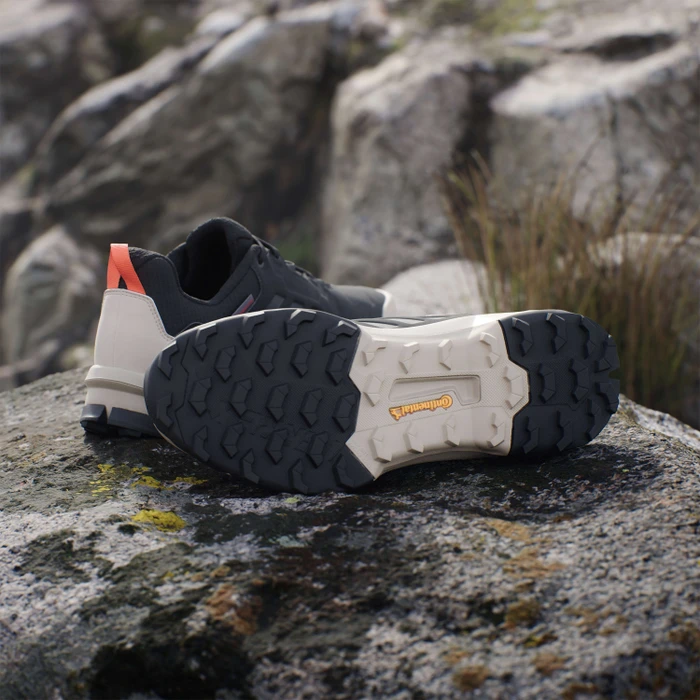 adidas Terrex AX4 Beta Cold.RDY core black/carbon/semi impact orange (Herren)