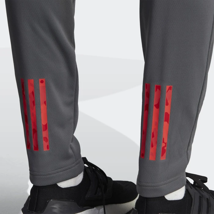adidas Train Essentials Seasonal Woven Trainingshose lang grey five/better scarlet (Herren)
