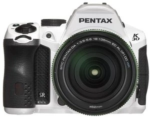Pentax K-30 weiß mit Objektiv smc DA 18-135mm 3.5-5.6 ED AL IF DC WR
