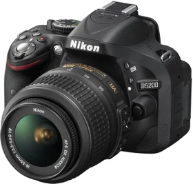 Nikon D5200 schwarz mit Objektiv AF-S DX 18-55mm 3.5-5.6 G VR