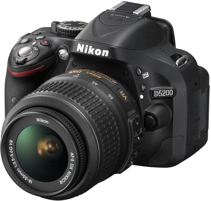 Nikon D5200 schwarz mit Objektiv AF-S DX 18-55mm 3.5-5.6 G VR