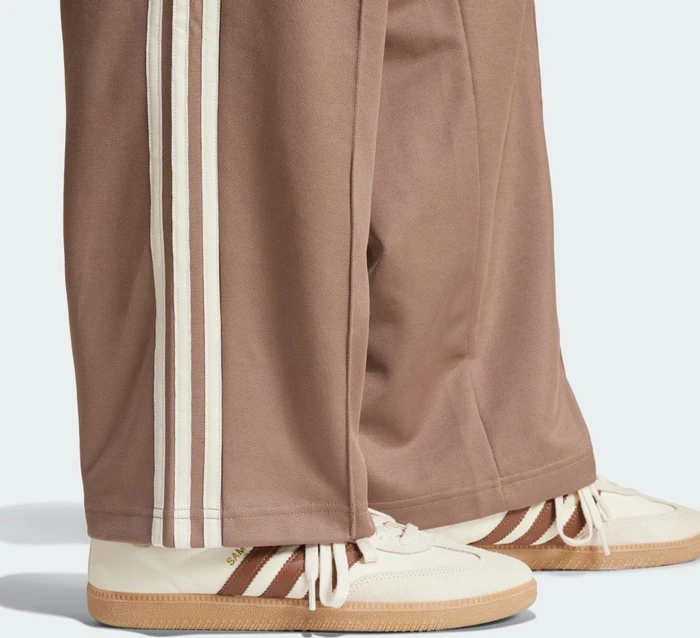 adidas Adicolor Baggy Fit Firebird Trainingshose lang trace brown (Herren)
