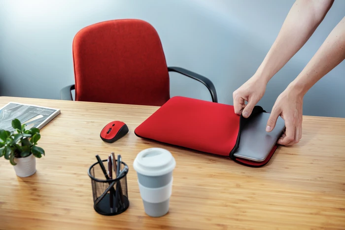 Trust Yvo Wireless Mouse Set mit Wendehülle für 15.6" Laptops, rot, USB