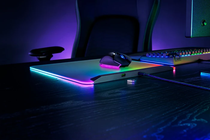 Razer Firefly V2 Pro - Fully Illuminated RGB Gaming Mouse Mat, schwarz