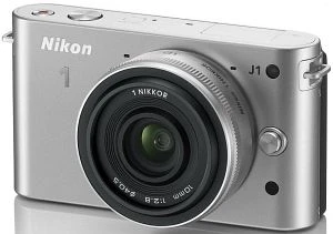 Nikon 1 J1 silber mit Objektiv 1 NIKKOR 10mm 2.8